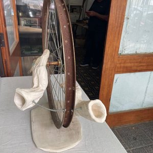 Obra de Arte: Rueda de Bicicleta con Manos Esculpidas - imagen 5