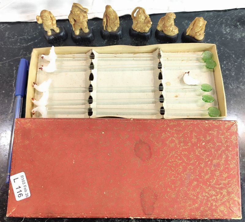 Lote anterior: Colección de objetos decorativos con revolvedores de vidrio y figuras orientales
