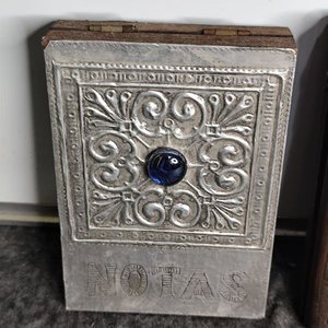 Dos Porta Libretas de Madera y Metal con Detalle en Bronce - imagen 5