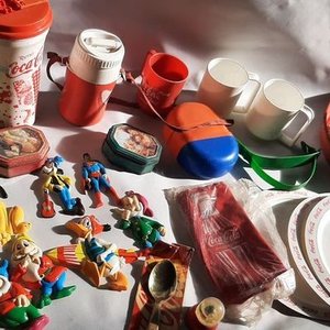 Lote Coleccionable Coca-Cola y Disney: Vasos, Platos, Utensilios y Figuras - imagen 2
