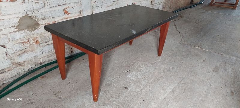 Mesa americana con base en madera y tapa de mármol negro - imagen 4