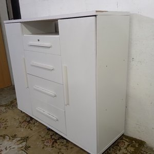 Cómoda Blanca Rodante con 2 Puertas y 4 Cajones - imagen 3