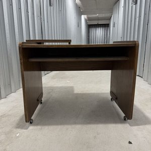 Escritorio de Madera Oscura con Extensión Lateral y Ruedas - imagen 4
