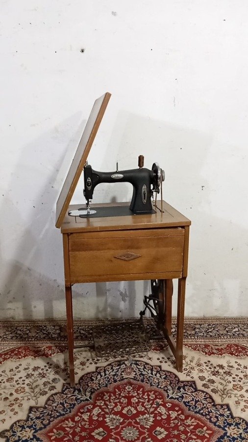 Lote anterior: Maquina de coser a pedal base en madera
