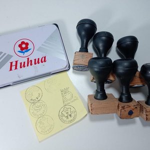 Set de Sellos Escolares Huhua de Madera y Plástico con Tinta - imagen 2