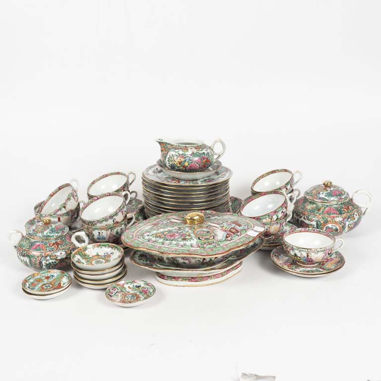 50 Piezas de porcelana Cantón origen Chino. Plato de té con cascadura  - Medidas: Plato de lunch 19cm