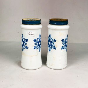 Dos Frascos Vintage Vidrio Blanco con Tapa Metálica y Diseño de Copos de Nieve - imagen 2