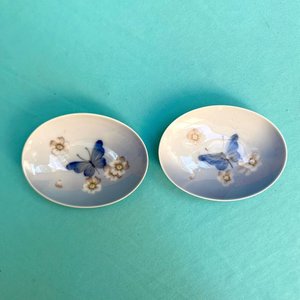 Par de platitos en porcelana sellada Royal Copenhagen - Dinamarca. Numerados. Periodo Art Nouveau. Diámetro: 10.5 x 8 cm. - imagen 2
