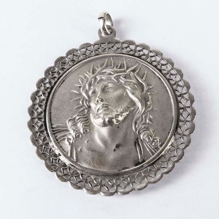 Lote siguiente: Colgante de plata con Cristo - Accesorio religioso