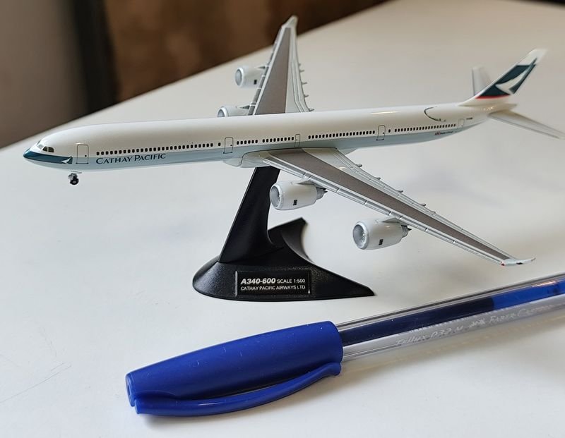 Maqueta Avión Airbus A340-600 Cathay Pacific Escala 1/500 con Base