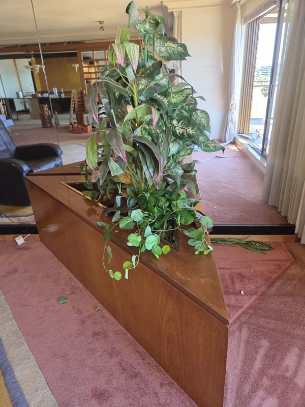 Jardinera esquinera con plantas artificiales y recipientes en hojalata y bronce - imagen 5