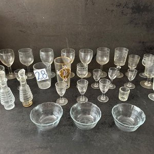 Lote de 28 Copas Variadas y 2 Aceiteros de Vidrio - imagen 2
