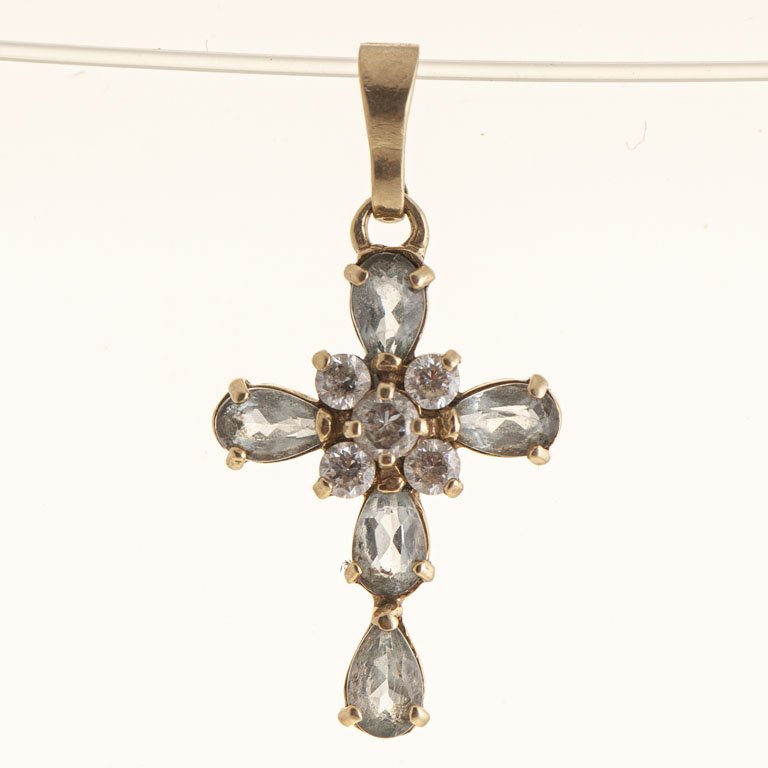 Cruz de oro con cristales y cadena