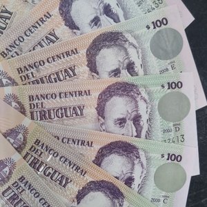 Lote de 7 Billetes Uruguayos de $100 Sin Circular - imagen 5