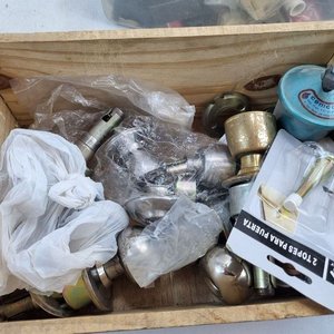 Lote Surtido de Ferretería: Herrajes, Llaves, Material Eléctrico y Bombita Cemco - imagen 2