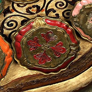 Bandeja Oval Decorada con 6 Posavasos Metálicos y de Madera - imagen 3