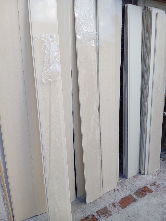 Tablas de cielorraso beige imitación madera - imagen 4