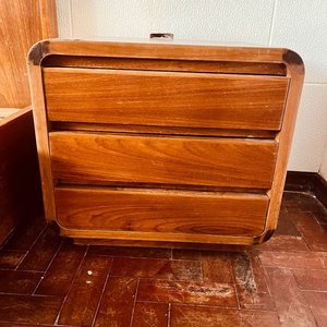 Lote siguiente: Mesas de Luz Americanas de Madera con 3 Cajones