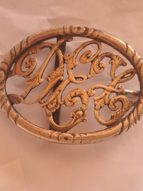 Plata y Oro Antiguo con Diseño Intricado