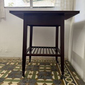 Lote siguiente: Mesa Auxiliar de Madera con Plato Giratorio de Cobre