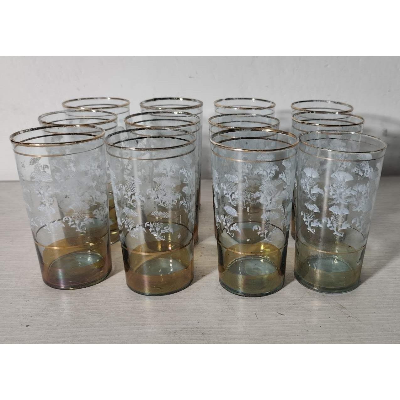 Lote de 12 Vasos Altos Tallados con Diseño Floral y Borde Dorado