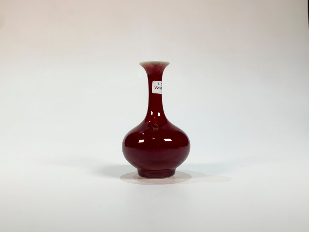 Florero de Porcelana Roja con Cuello Largo