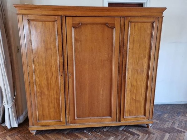 Antiguo Roper de Tres Cuerpos en Madera Noble con Espejo Ovalado