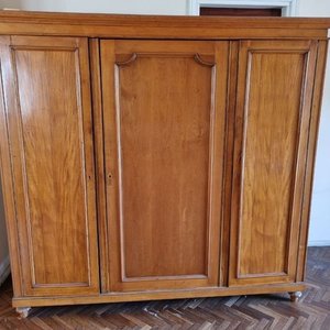 Lote siguiente: Antiguo Roper de Tres Cuerpos en Madera Noble con Espejo Ovalado