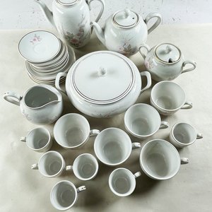 Juego de Vajilla de Porcelana Blanca con Flores Rosas y Bordes Dorados - imagen 2