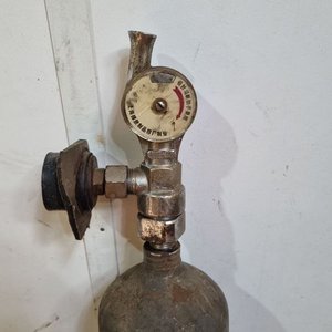 Cilindro de Metal para Oxígeno o CO2 con Manómetro y Regulador - imagen 2