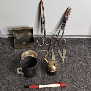 Lote de Objetos Antiguos: Tijeras, Caja Metálica, Taza y Herramientas - imagen 1