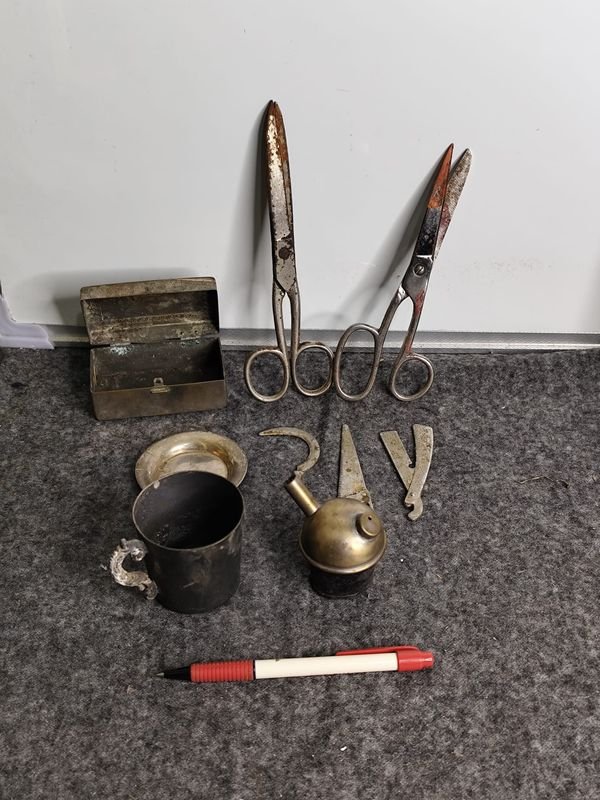 Lote de Objetos Antiguos: Tijeras, Caja Metálica, Taza y Herramientas
