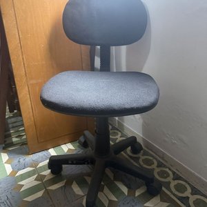 Silla de Oficina Giratoria Tapizada Negra con Base de Ruedas - imagen 6