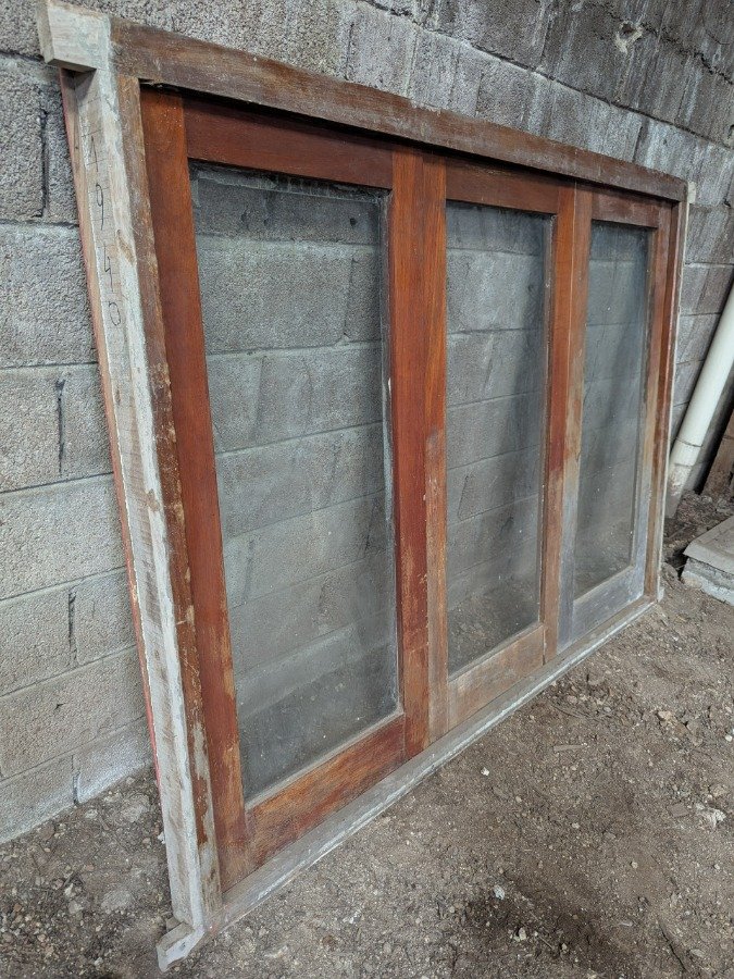 Ventana de madera con tres hojas batientes y marco - imagen 8