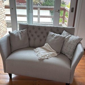 Lote siguiente: Sillón Gris Capitoné de Dos Cuerpos Impecable