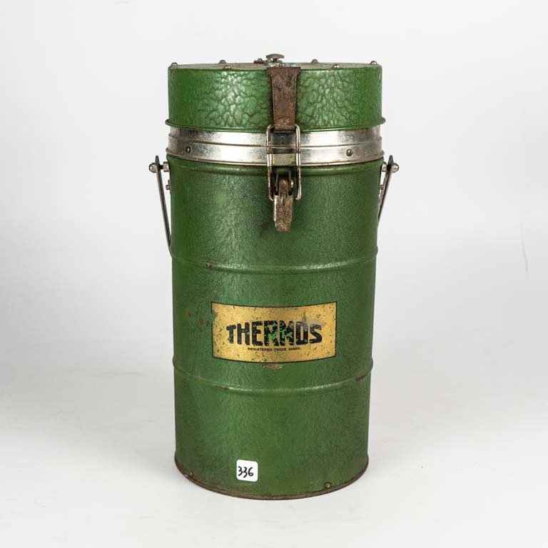 Lote siguiente: Termo antiguo de chapa - Medidas: alto 39cm