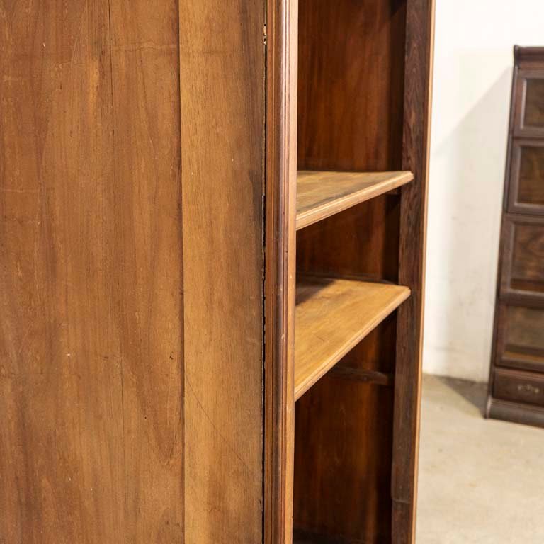 Estante de madera con detalles y molduras verticales - imagen 2