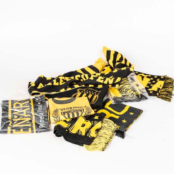 Bufandas de Peñarol de distintos años