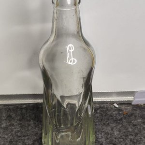 Dos Botellas Antiguas de Vidrio: Fanta y Crush - imagen 5