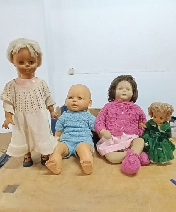 Lote de 4 Muñecos Antiguos con Ropas Tejidas a Mano - imagen 1