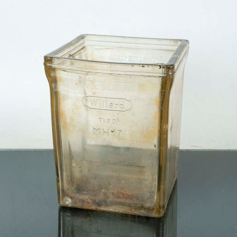 Lote siguiente: Vaso de bateria antigua Willard - Medidas: 21x21x27cm