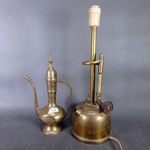 Lote de 2 piezas en bronce: Lámpara Optimus y Tetera decorada - imagen 2