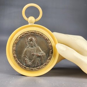 Antiguo Medallón Colgante Sagrado Corazón de Jesús en Celuloide - imagen 3