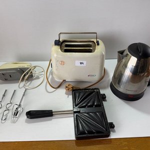 Lote siguiente: Lote de Electrodomésticos: Tostadora Cuori, Batidora Manual, Jarra Eléctrica Fantástico y Sandwichera