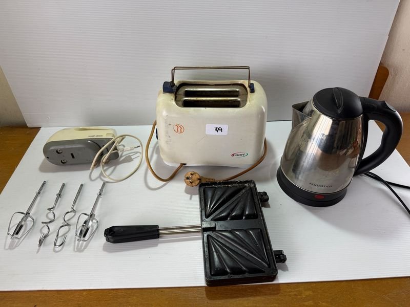 Lote de Electrodomésticos: Tostadora Cuori, Batidora Manual, Jarra Eléctrica Fantástico y Sandwichera