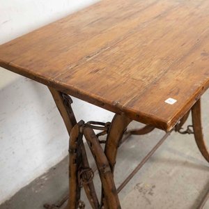 Mesa Rústica de Madera con Detalles Hípicos Metálicos - imagen 2