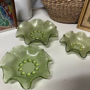 Lote de 7 piezas: 3 centros de mesa verdes, reloj, jarra, cuadro y canasto - imagen 2