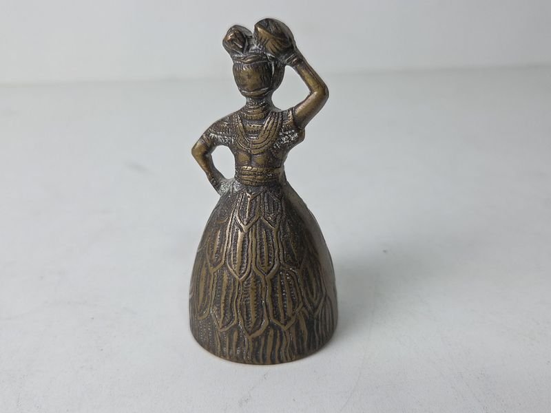 Antigua Campana en Bronce con Motivo de Dama - imagen 3