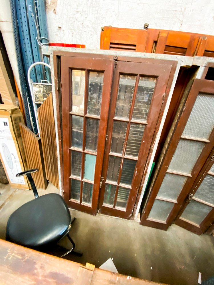 Ventana de madera con postigo y detalles - imagen 4