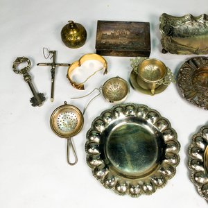 Lote de Objetos Metálicos Labrados: Ceniceros, Caja, Florero, Colador y Platos - imagen 4